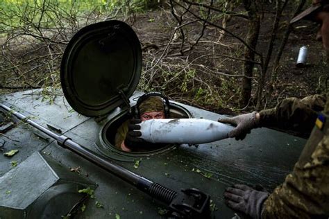 Ukraine employs a flexible defense while waiting for new Western .